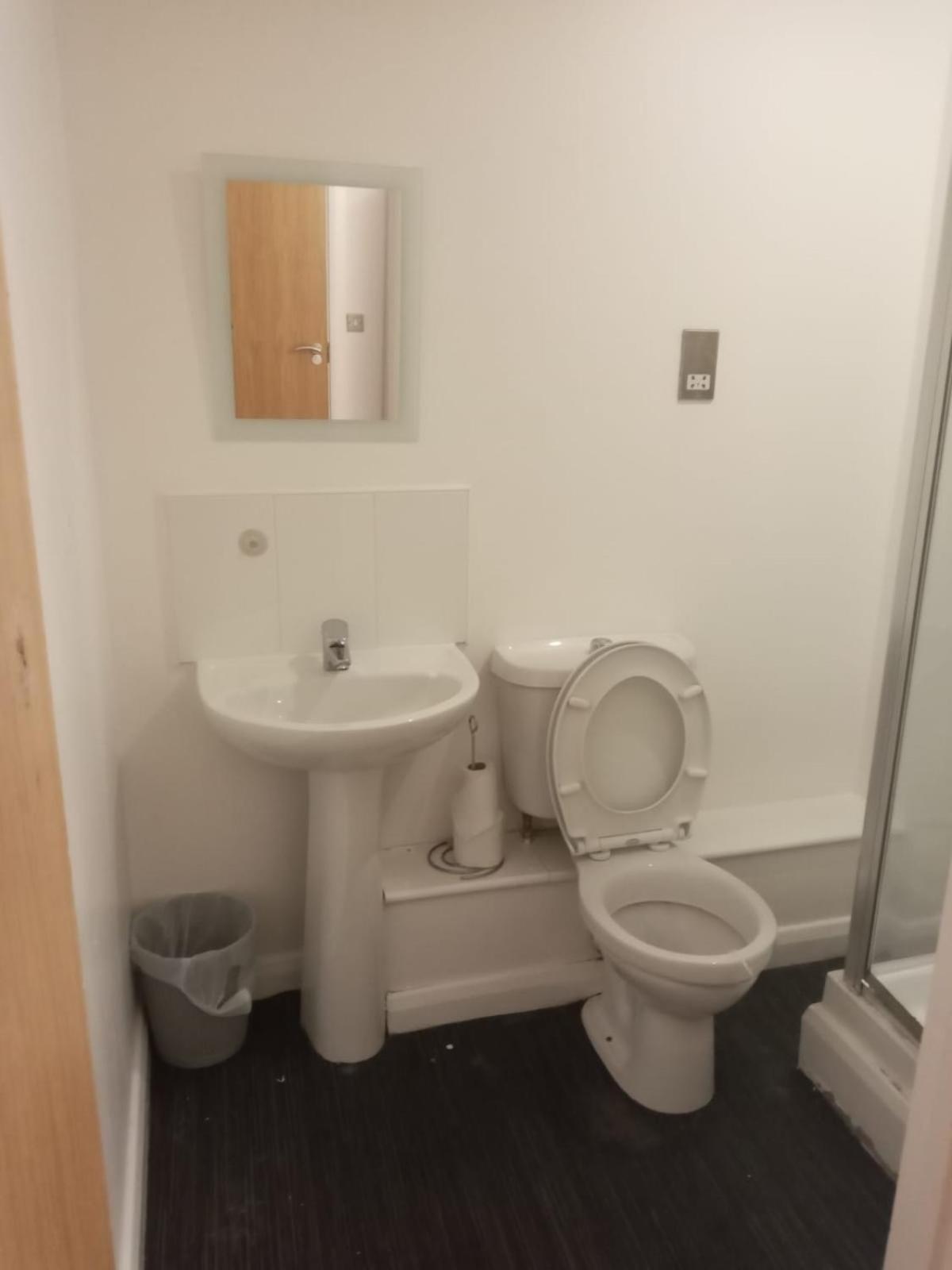 Freyas Apartment Манчестър Екстериор снимка