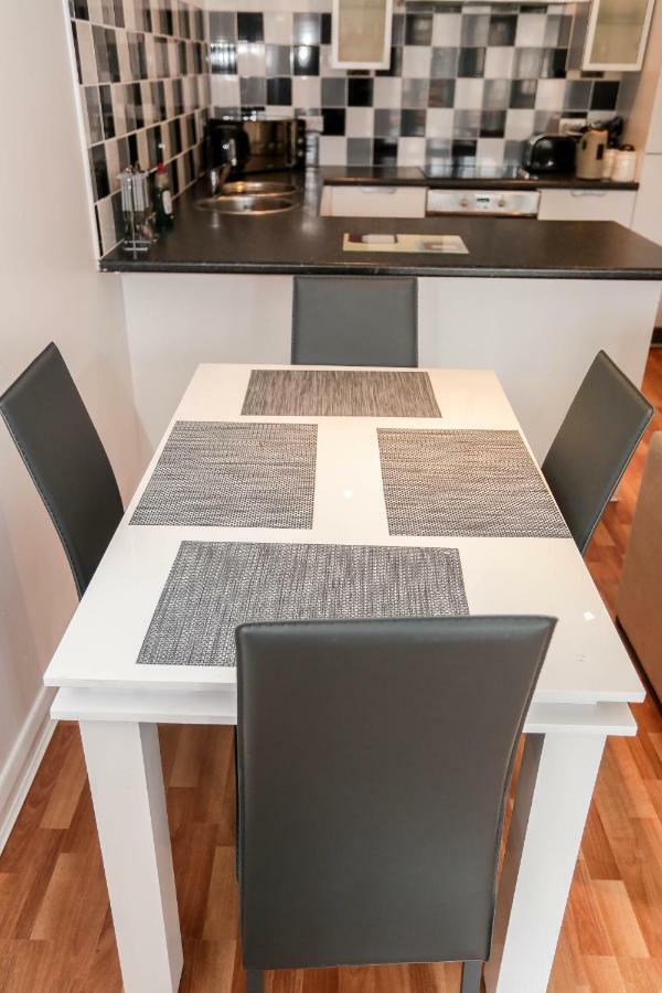 Freyas Apartment Манчестър Екстериор снимка